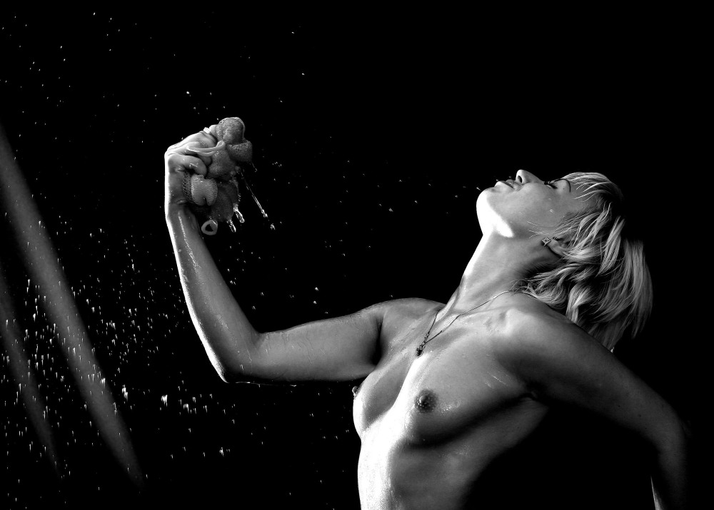 Голая Джессика Паркер Кеннеди в сериале "черные паруса", 2014.