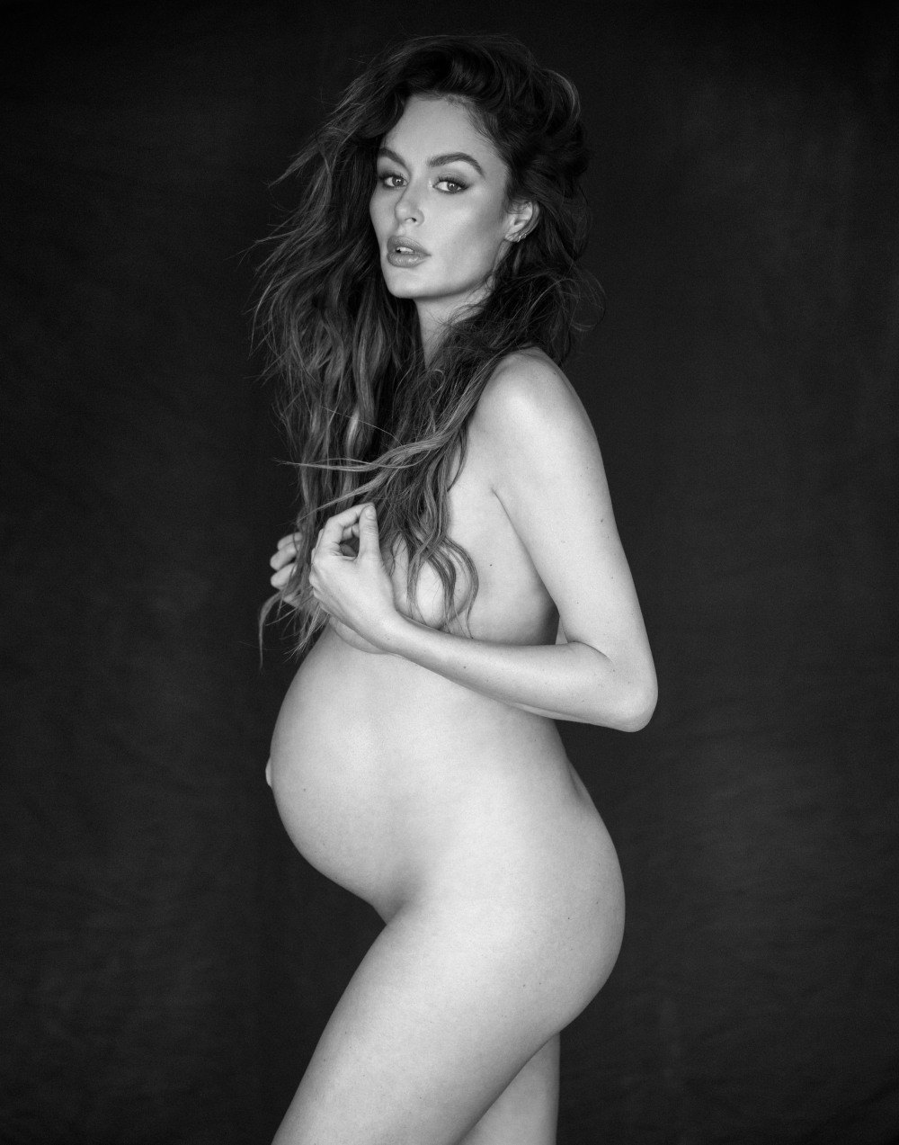 Sophia Cahill голая беременная