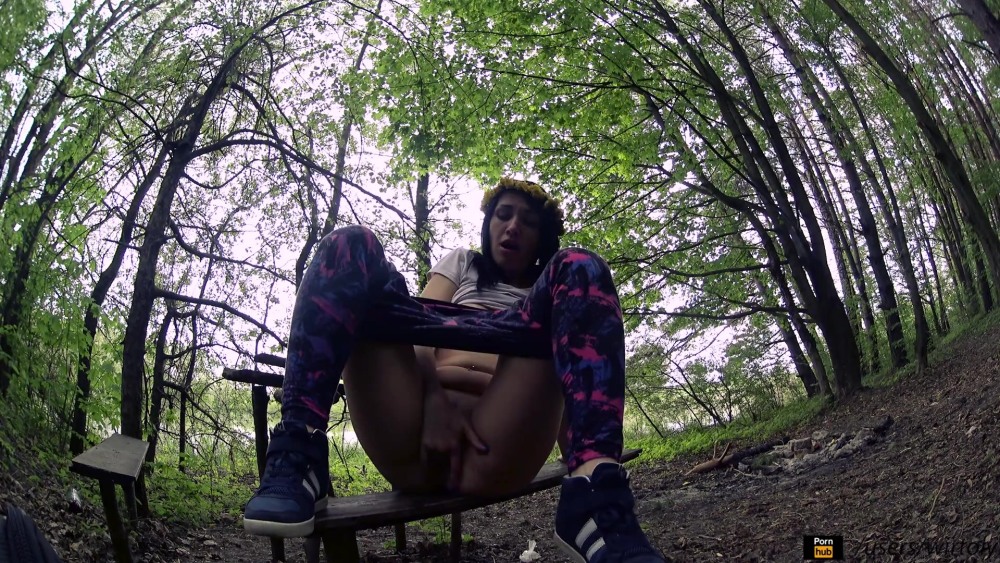 Голые девчонки на лавке