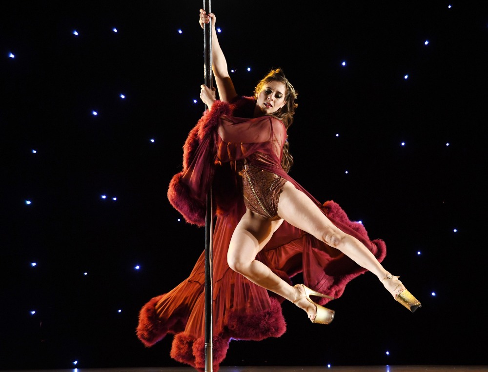 Burlesque show Acrobatic