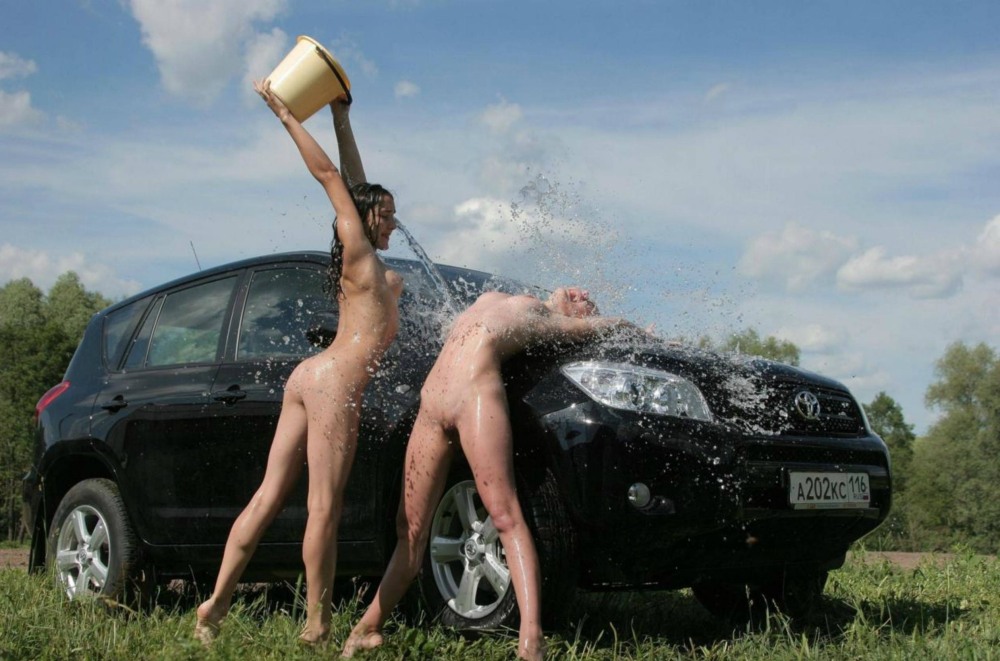 Голые на природе возле авто