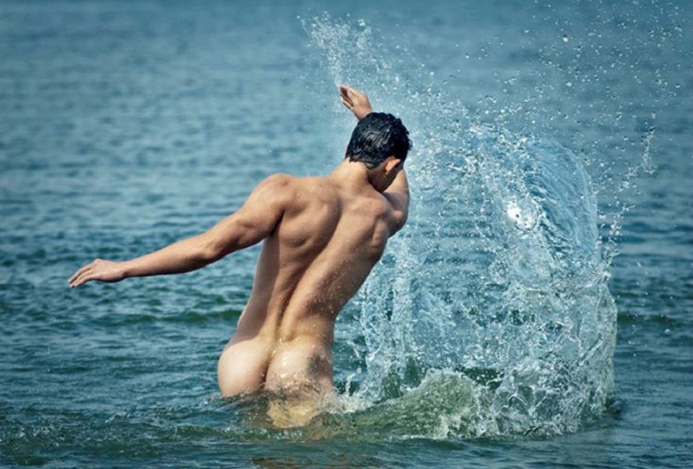 Мужчины голышом в воде