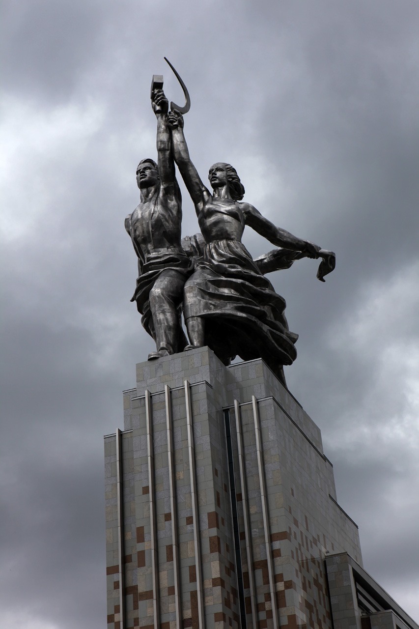 Скульптура тракторист и колхозница 1939