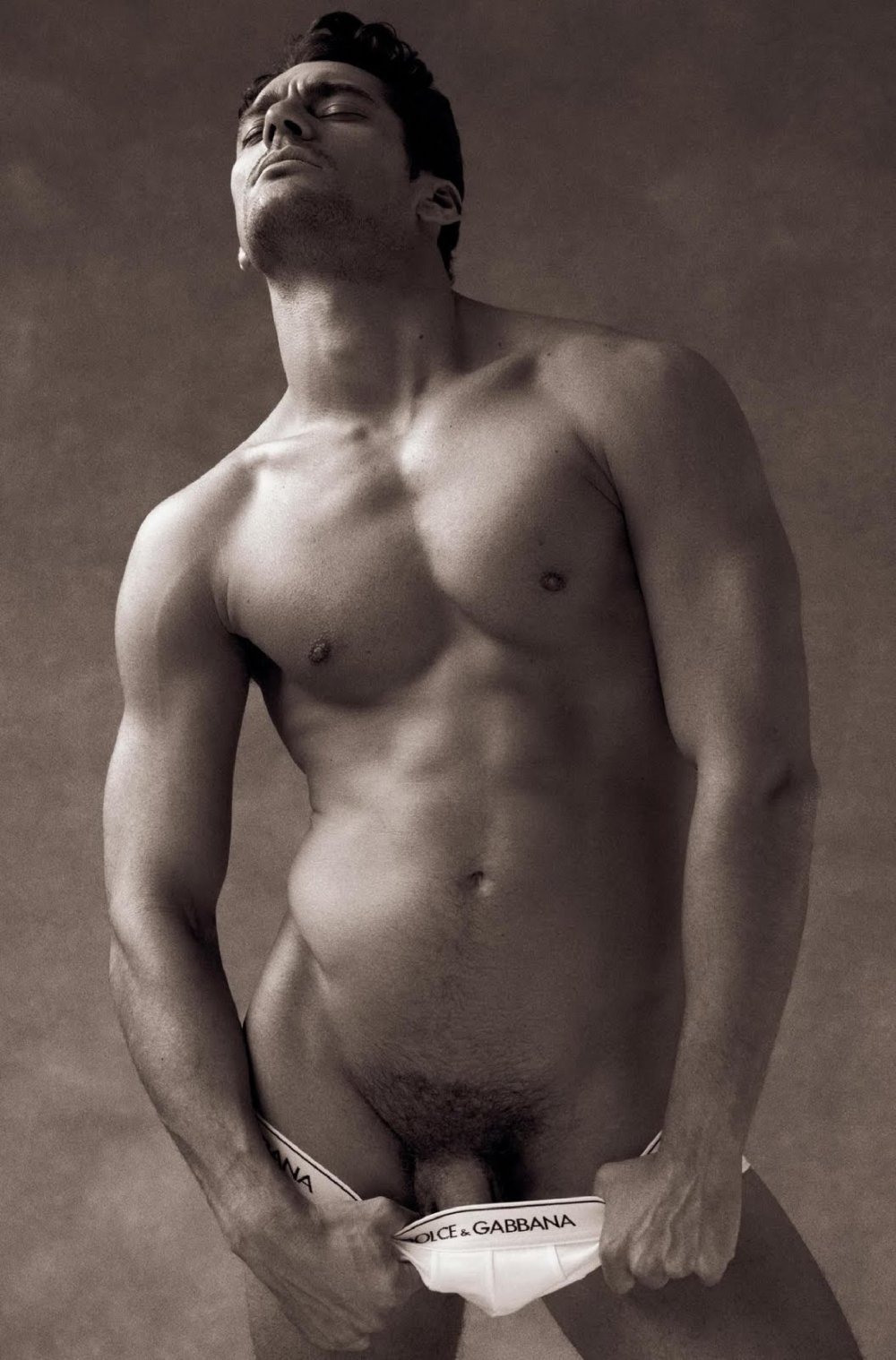 Красивый голый мужчина сидит