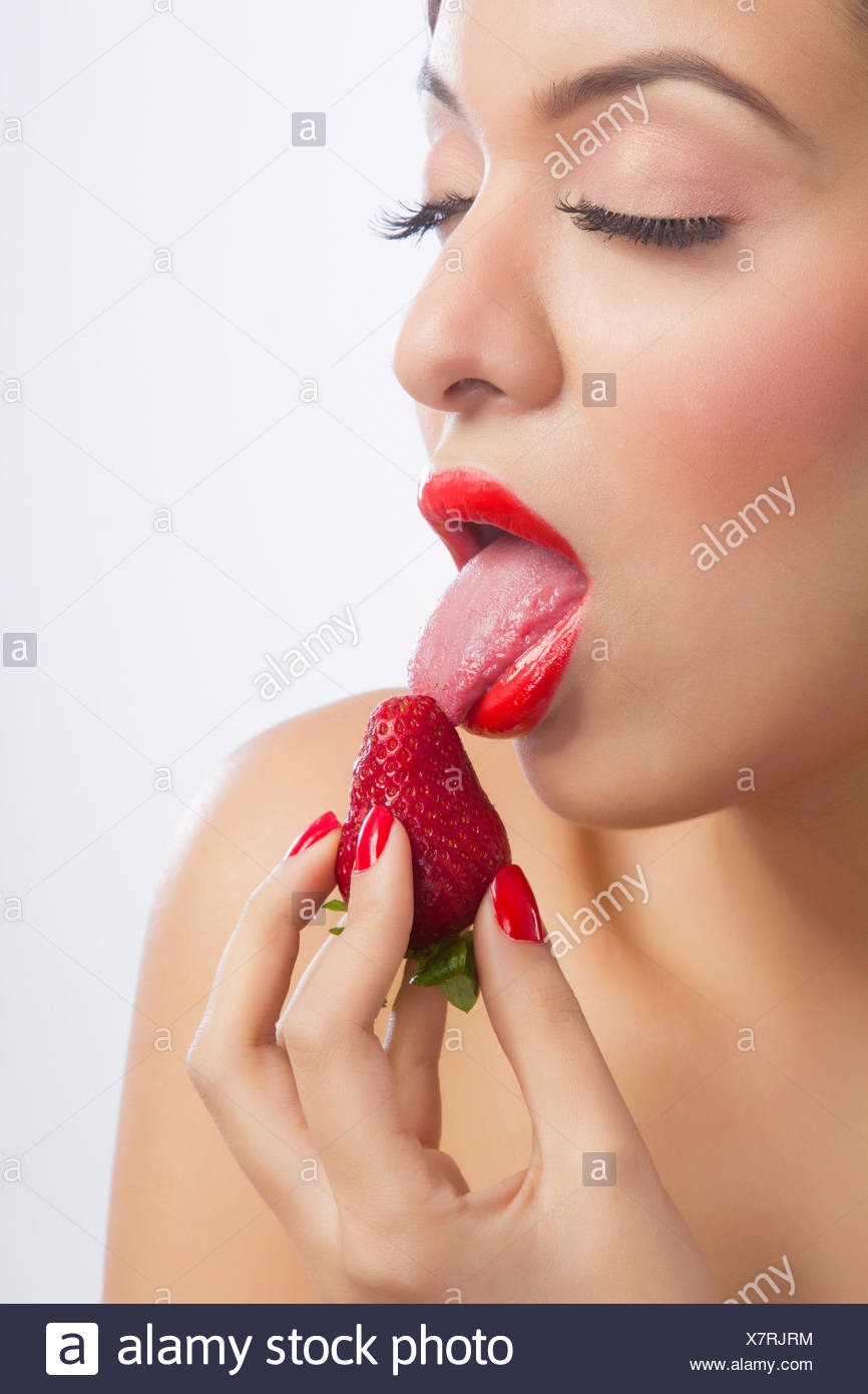 Женщина облизывается