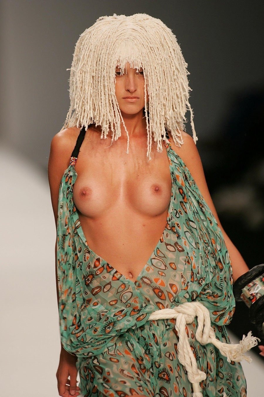 Модный показ с голой грудью