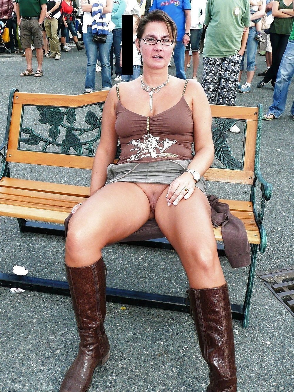 Девушки без трусиков в общественных местах