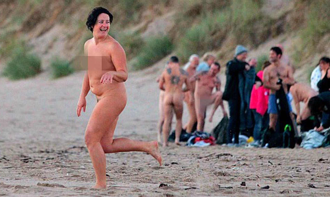 нудисты купаются голыми на пляжи фото 1