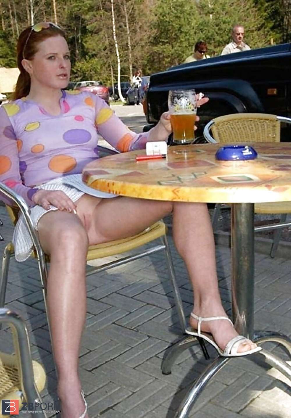 Телка в клубе без трусов