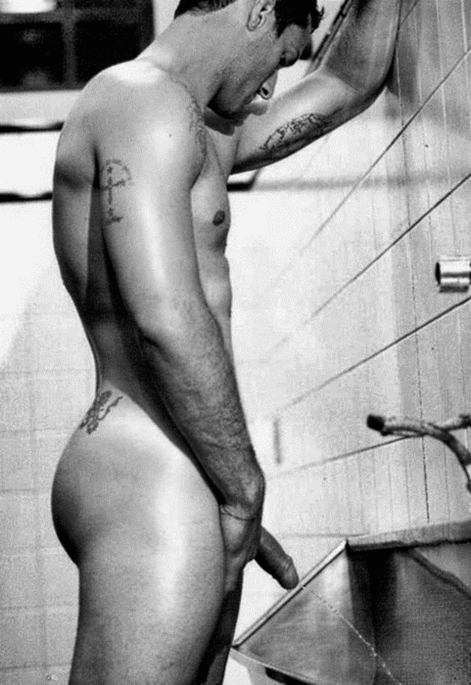 Голый мужик ссыт (57 фото)