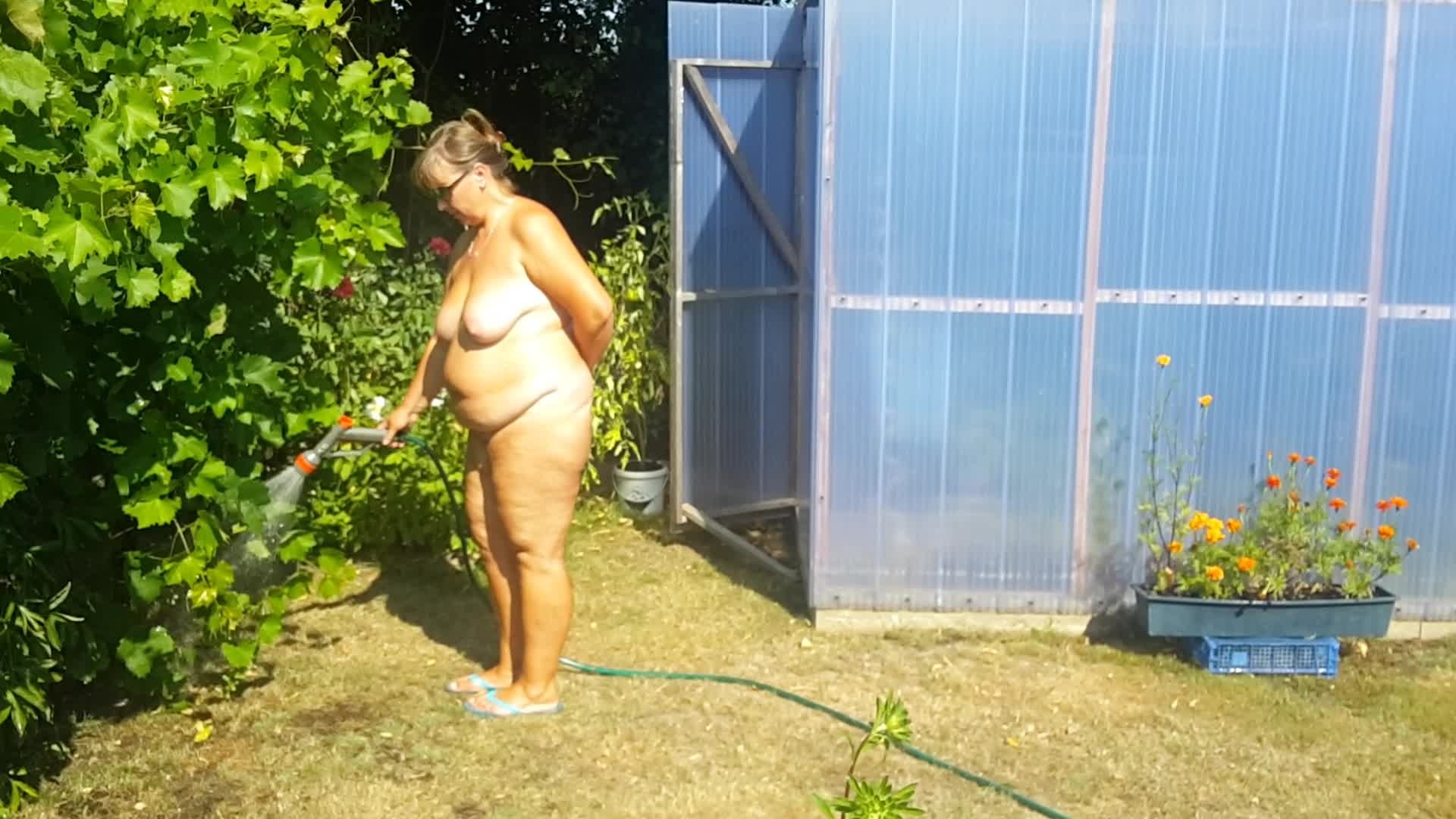 фото голая женщина в огороде фото 23