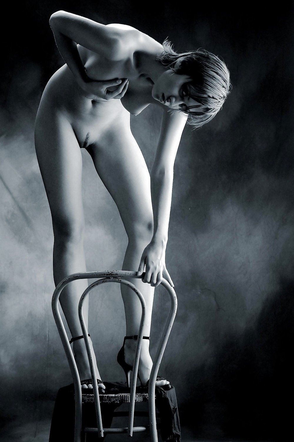 Анал с красивой брюнеткой на столе