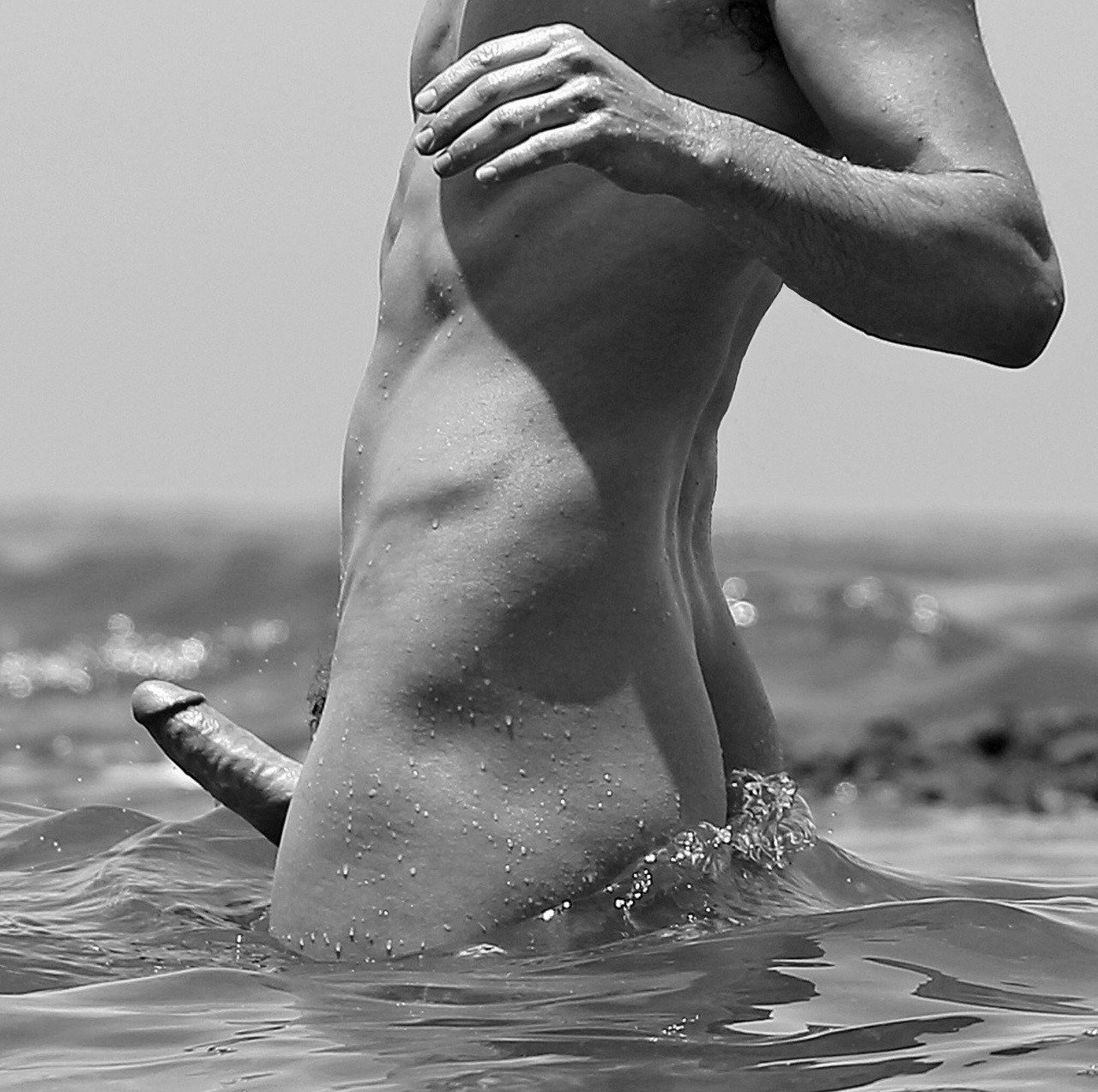 Голые парни со стояком на пляже (32 фото) - скачать картинки и порно фото massage-couples.ru