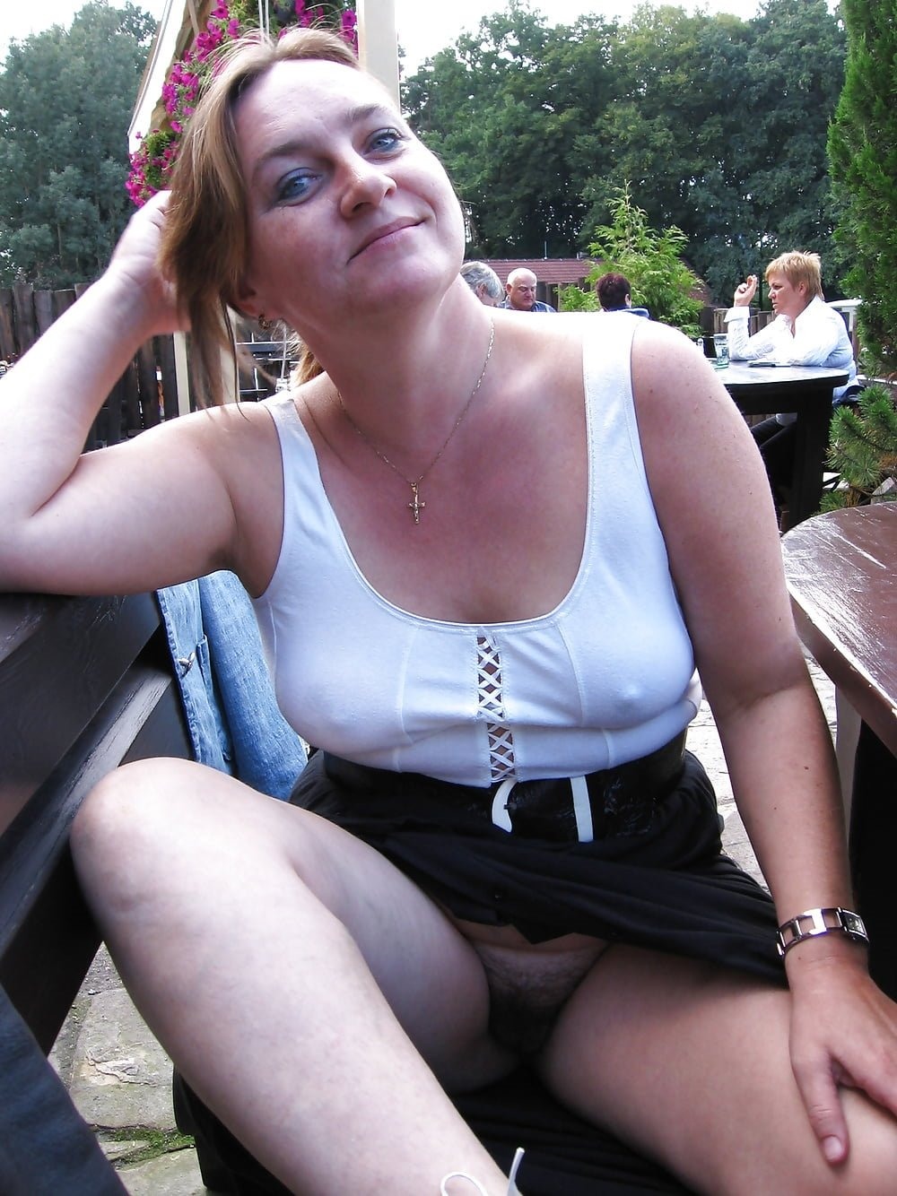 Подсмотренное на корточках без трусиков