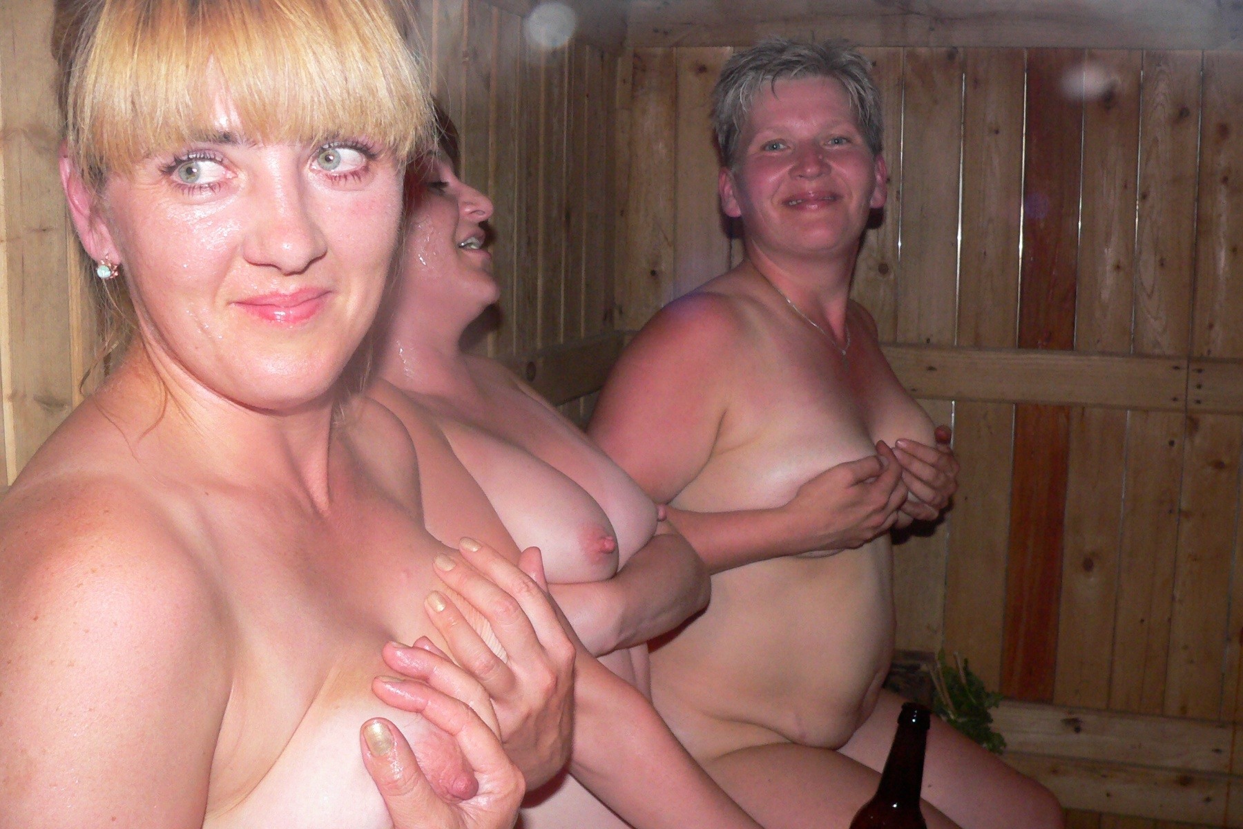 Девушки оголились в бане - порно фото