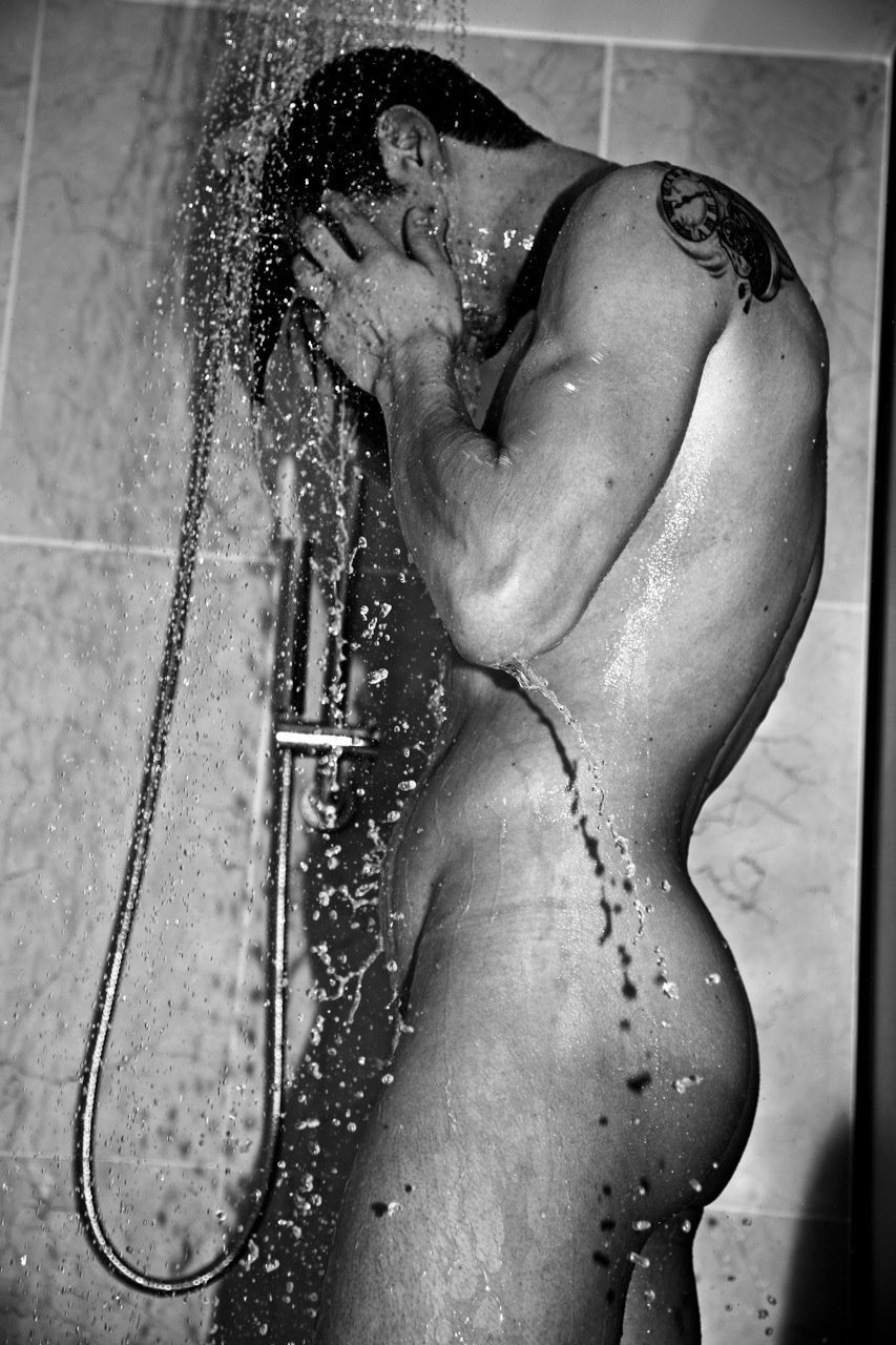 Голые мужчины и женщины в душе
