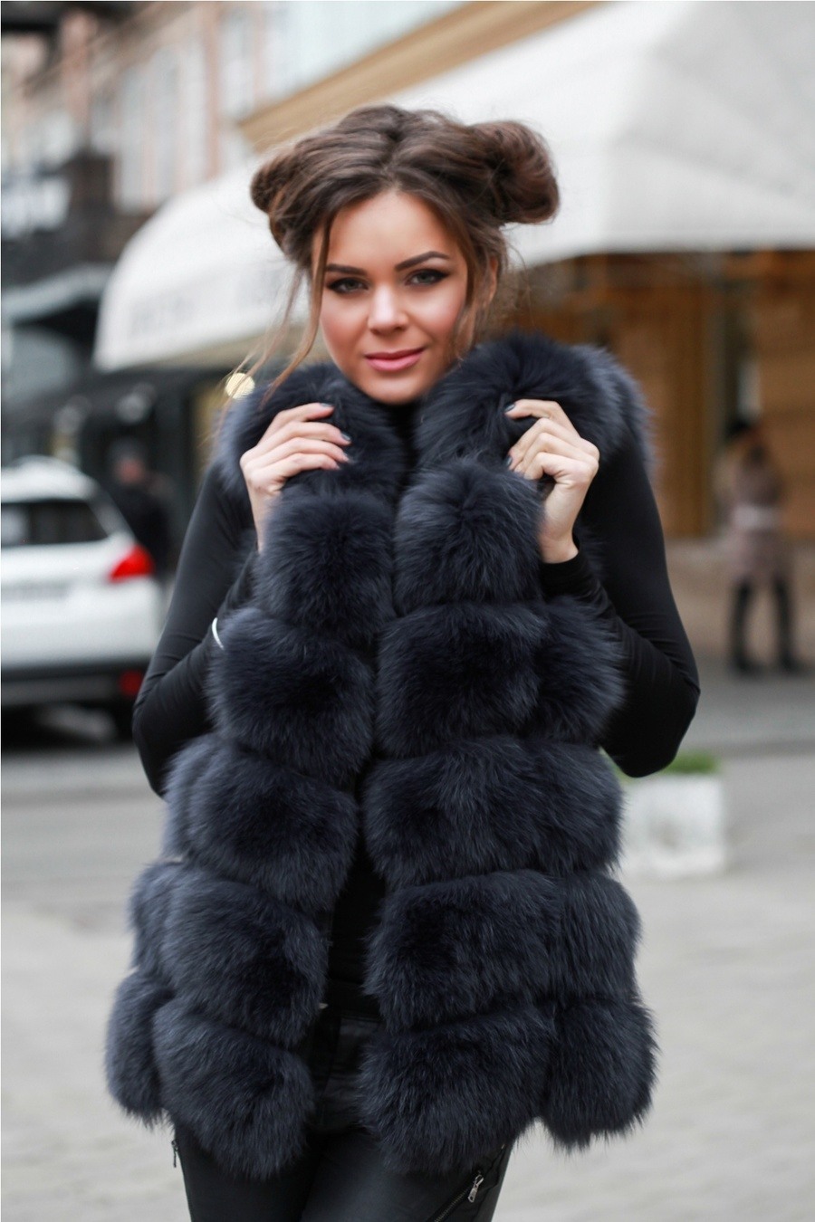 Девушки в меховых жилетк
