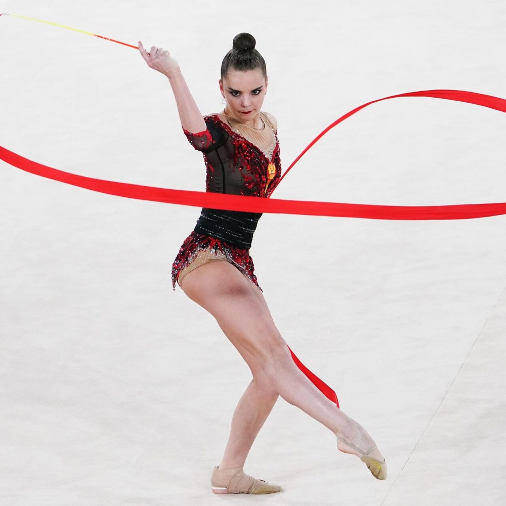 Дина Аверина красный купальник