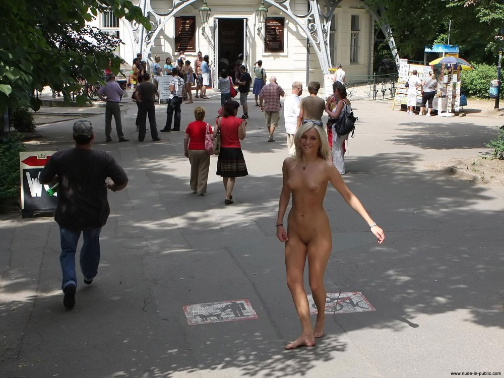Голые женщины ходят на улице