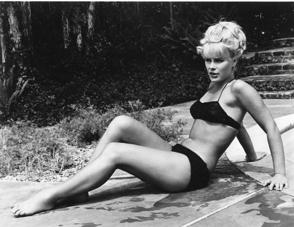 Хелен Миррен age of consent (1969)