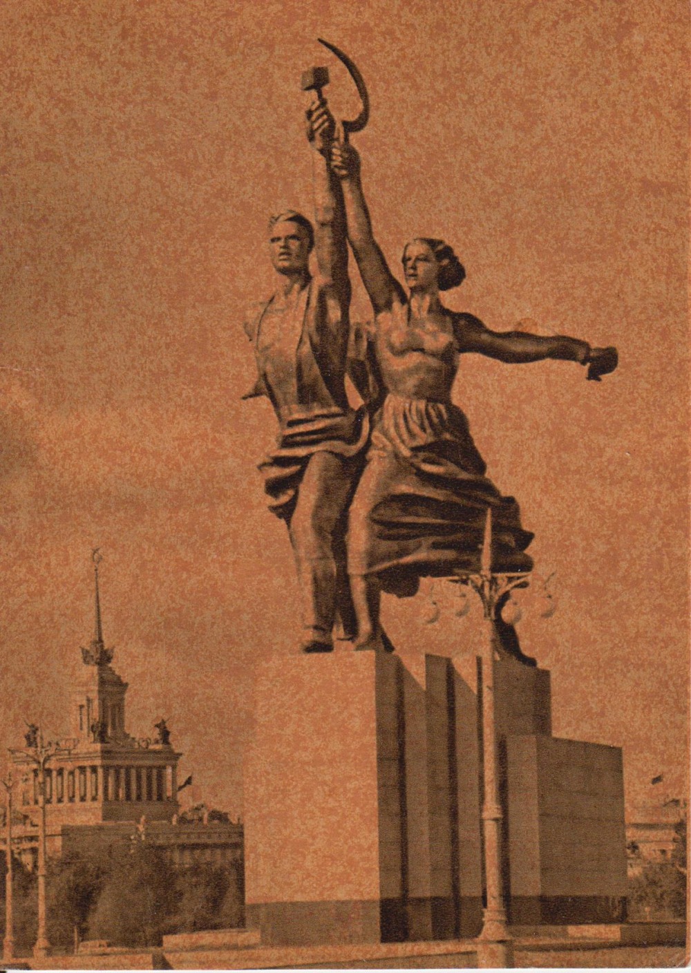 Памятник рабочий и колхозница и космонавт Калуга