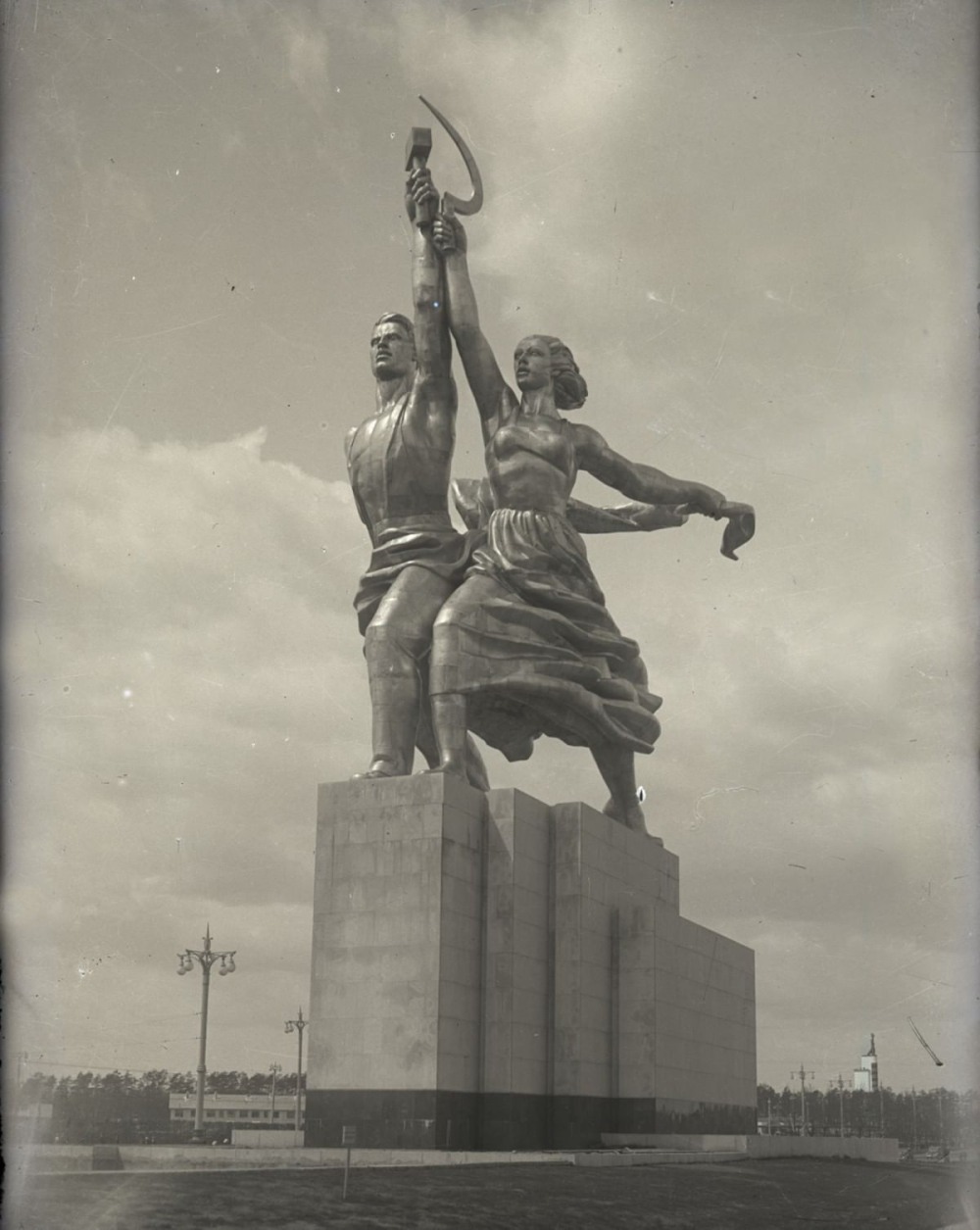 Памятник на ВДНХ рабочий и колхозница