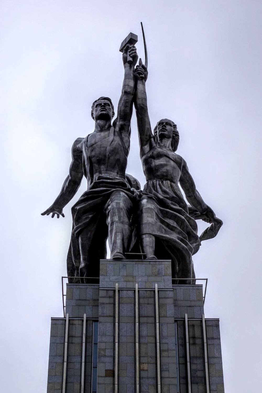 Скульптура Мухиной рабочий и колхозница