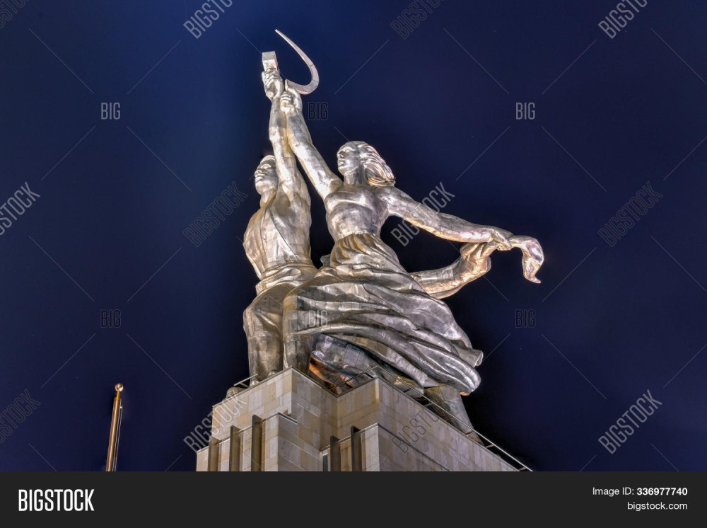 Рабочий и колхозница барельеф