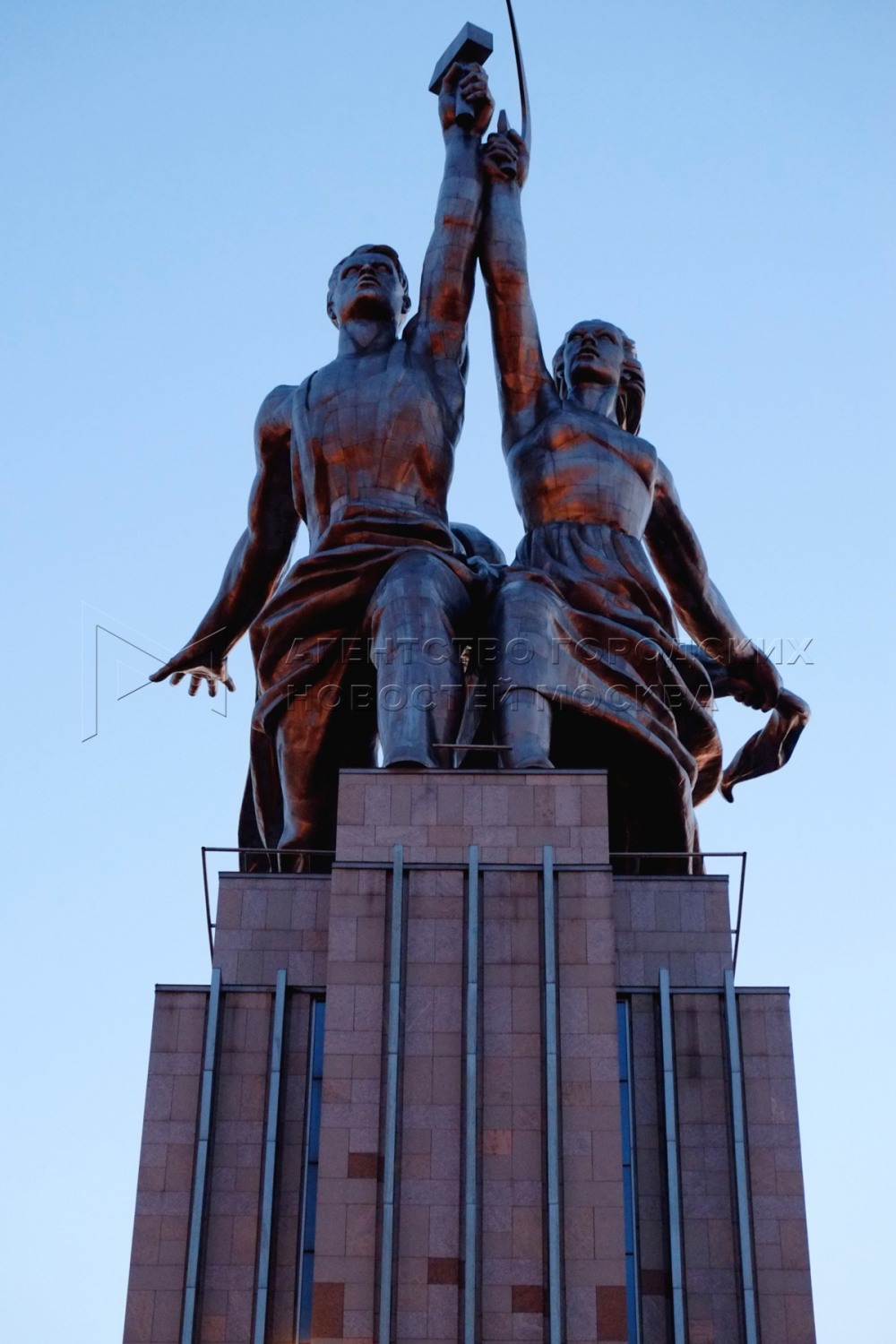 Рабочий и колхозница гипс