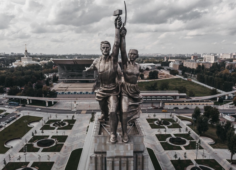 Памятник колхозницу и колхозница скульптор Перфилов Саратов