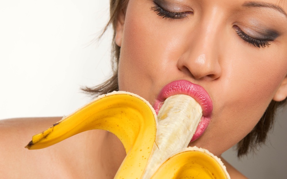 Девушка с бананом во рту