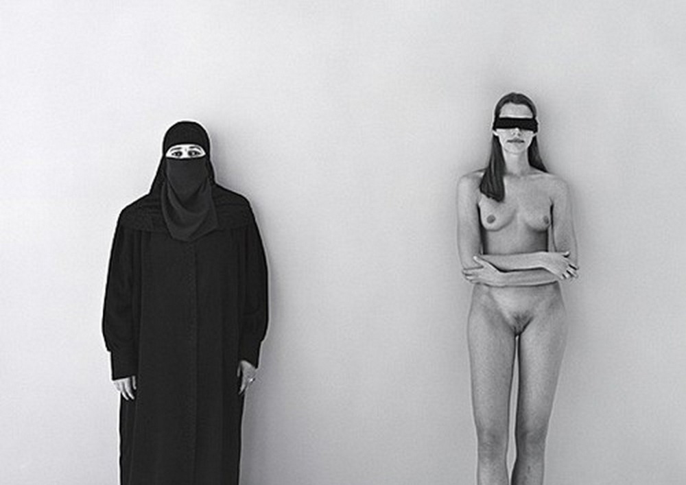 Ню в пустыне