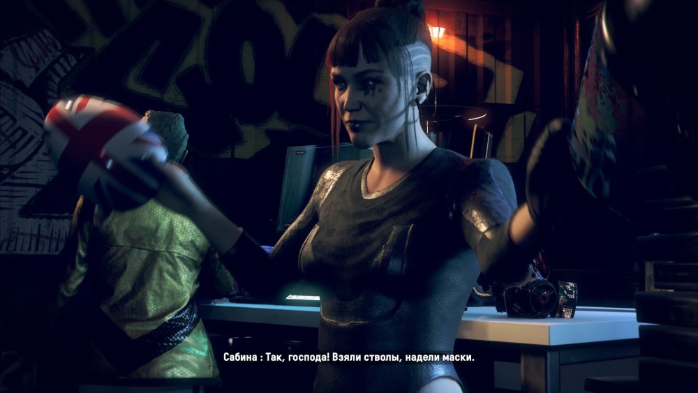 Женщина с короткой стрижкой в платье