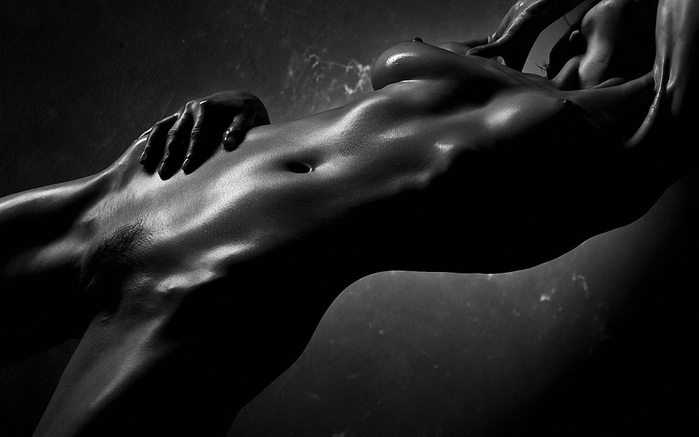 Девушка черно белое ню