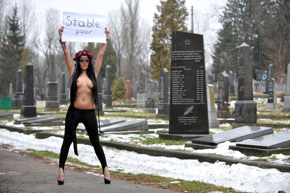 Голая на кладбище