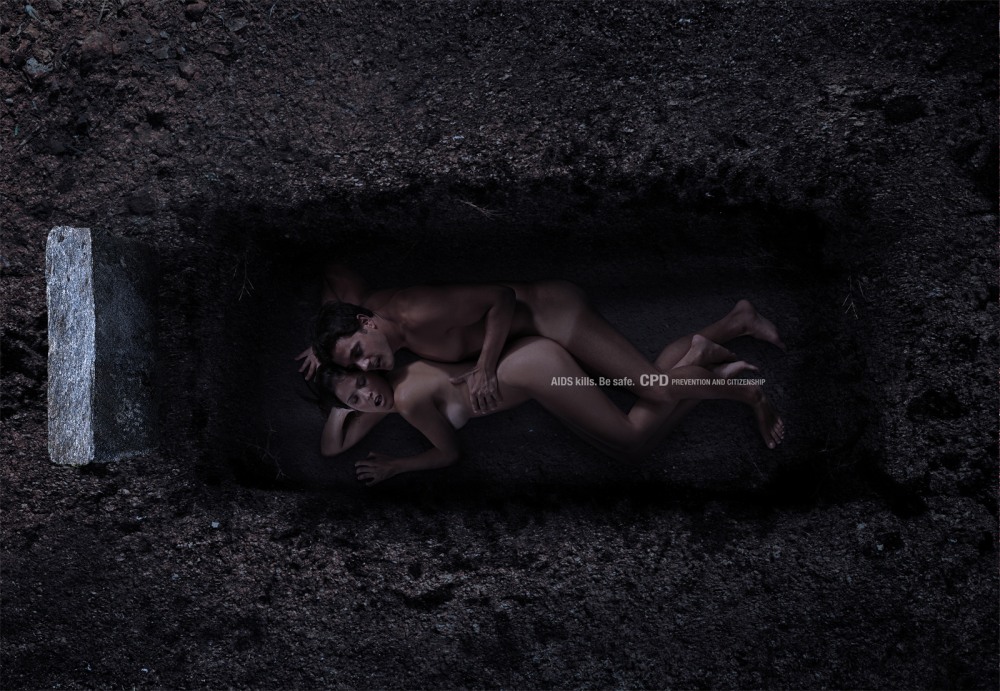 Голая женщина лежит на лавке