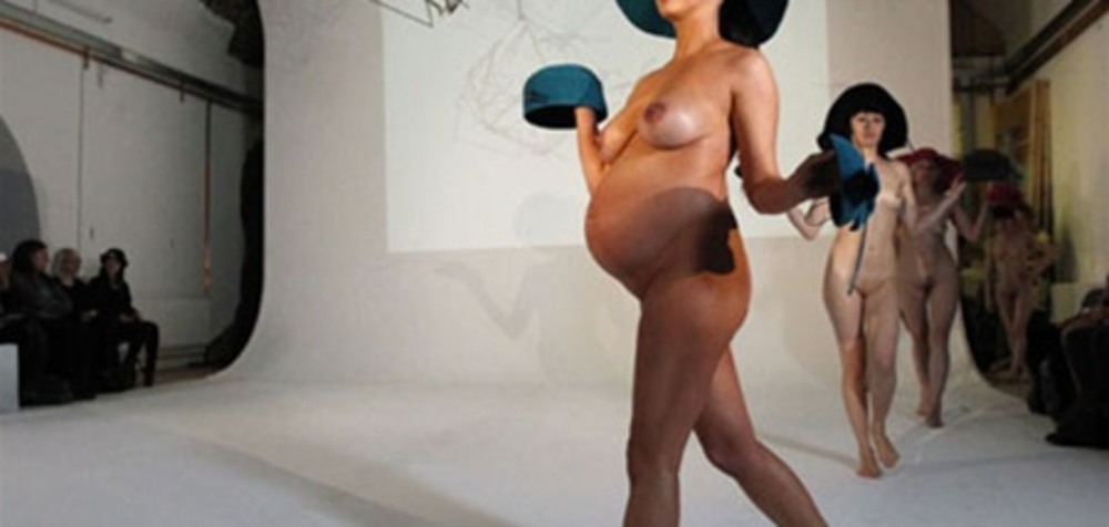 Группа голых толстушек