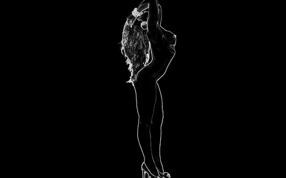 Женский силуэт на темном фоне