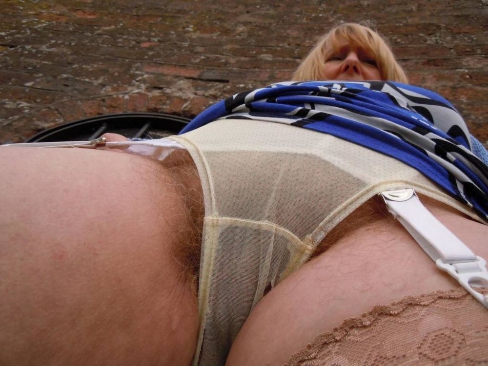 Голая толстушка в платье