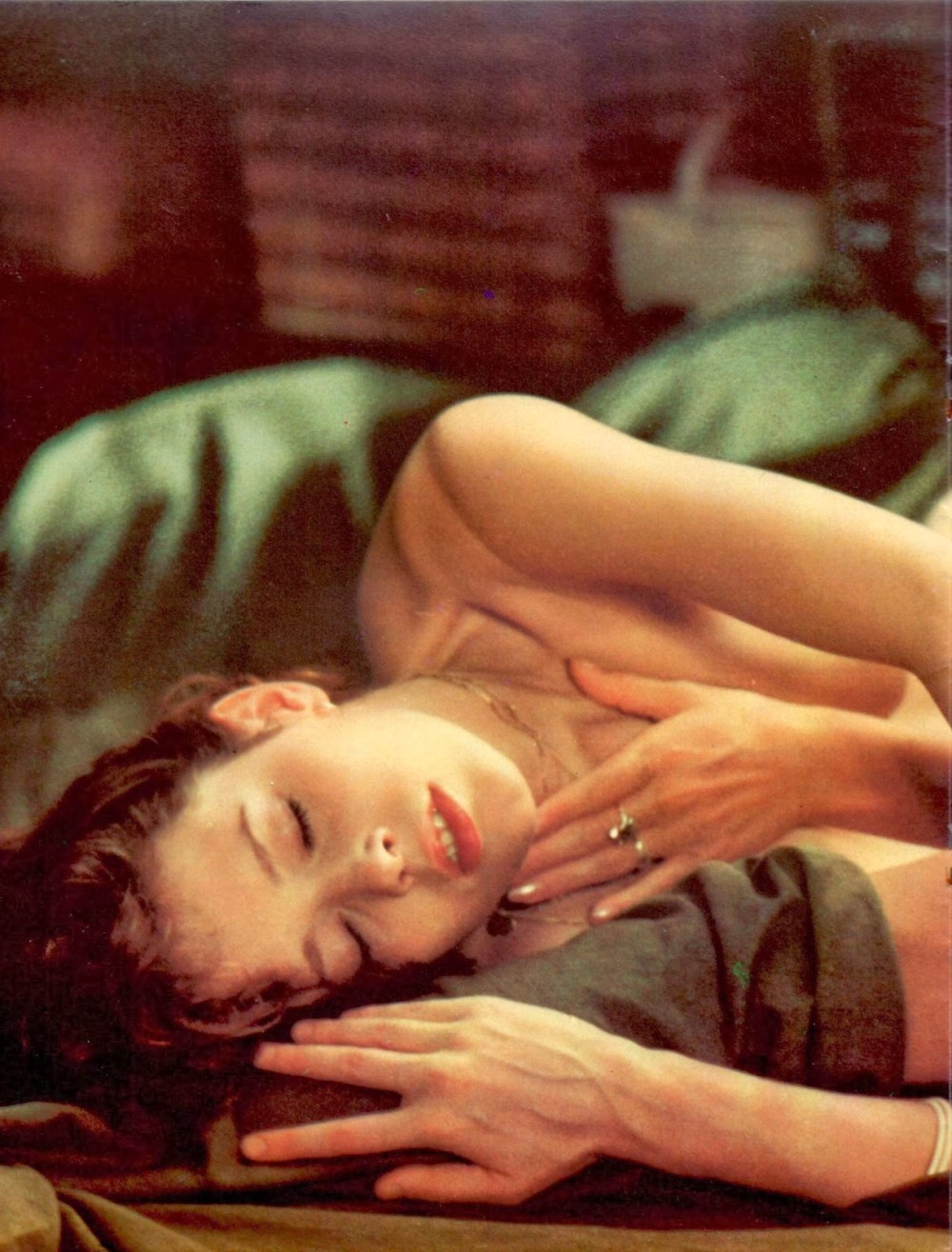 Обои девушки полураздетые няшки