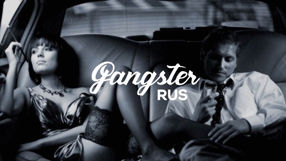 Короткая юбка в машине