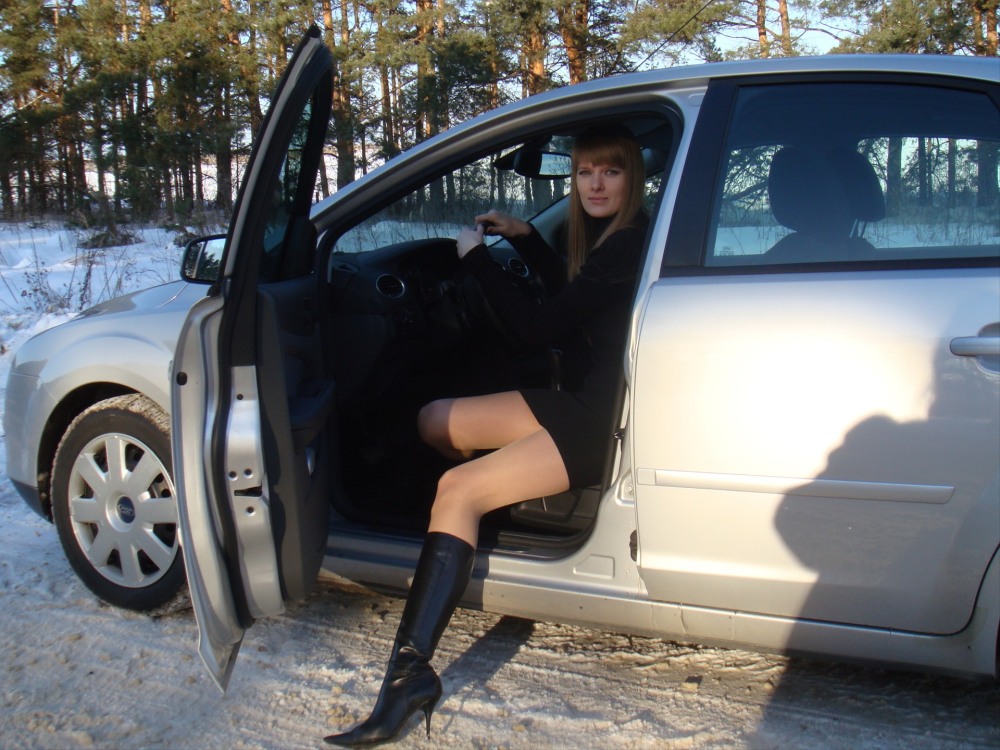 Жена возле машины