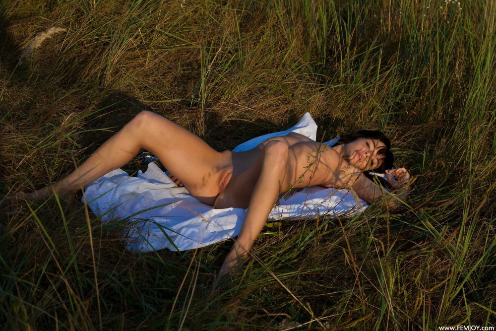 Голые девчонки в кустах