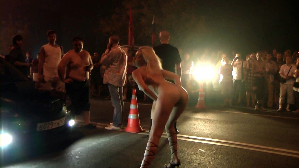 Девушка без трусов на дороге