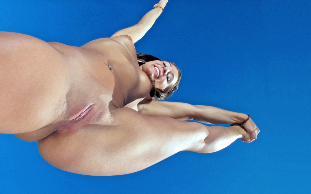 Голые женщины в удивительных позах