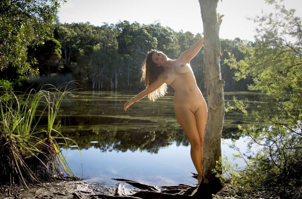 Голая красотка в позе наездницы