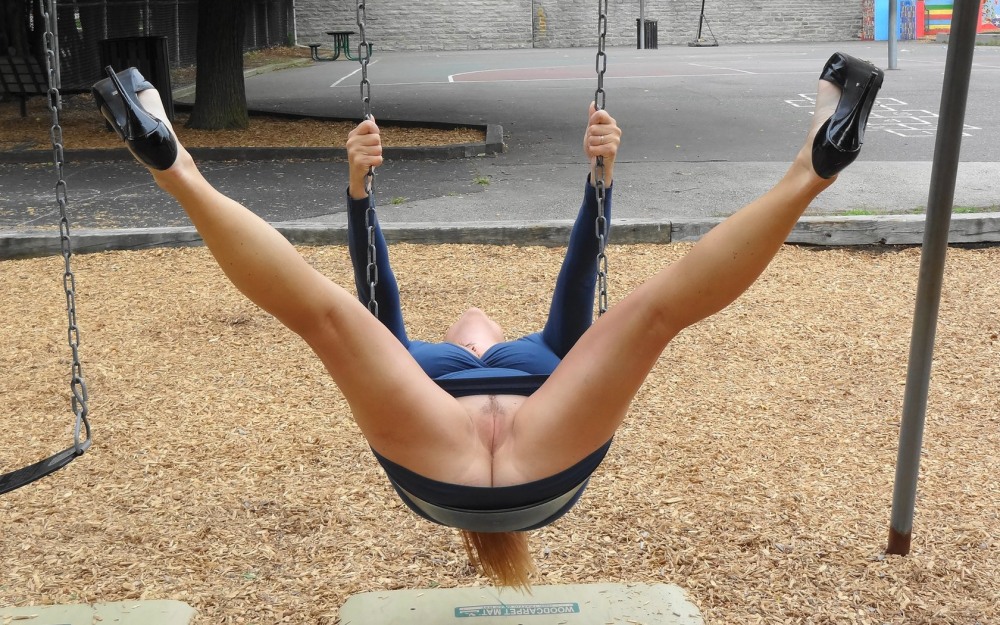 Девушка на турнике без трусов