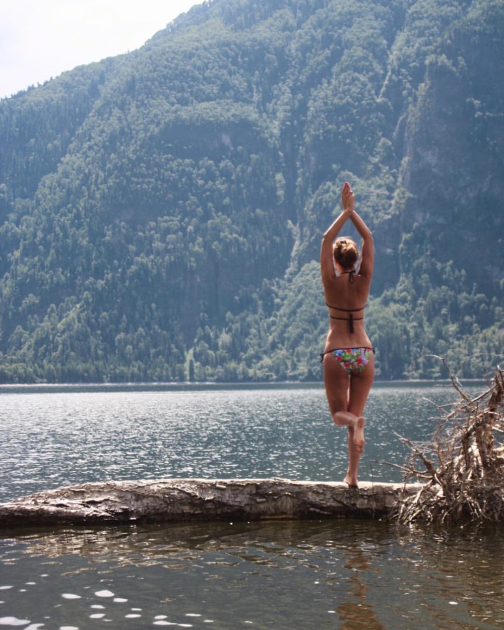 Голые мужчина и женщина в горах