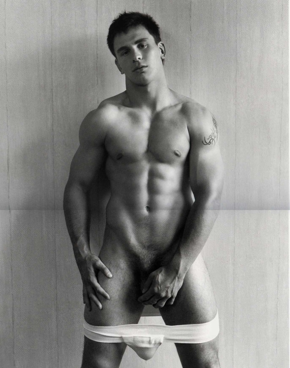 Голые мужчины в душе без трусов