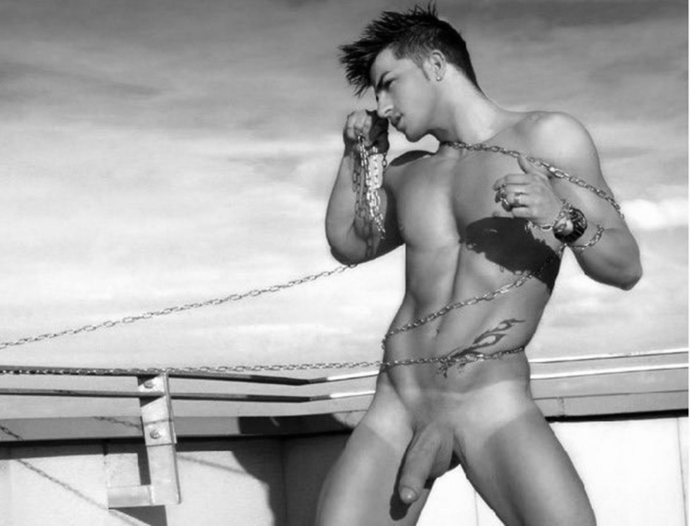 Мужчины голышом на природе